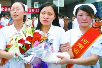 见义勇为河南女孩返回家乡治疗图