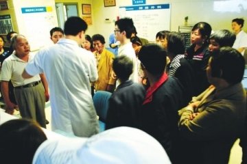 5岁女孩遇车祸两次开颅后去世 家属疑泸州医学院附属医院误诊