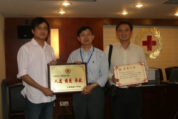 风雨同舟守望相助--我校师生踊跃投入汶川地震募捐活动（系列报道一）