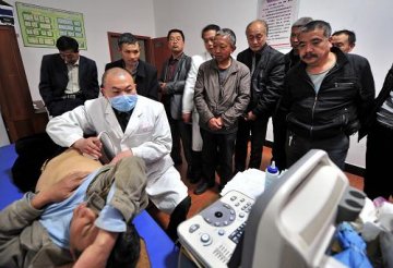 福建：边防医疗队送医到深山