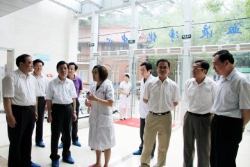 高开焰厅长到弋矶山医院指导工作 望成皖江排头兵