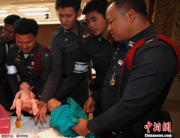 实拍：泰国交警接生训练