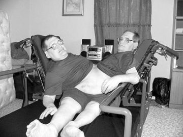 59岁连体兄弟在特制V形床睡上安稳觉