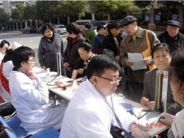 市六医院团委组织年轻医护人员上街义诊