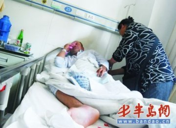 市民抓窃贼被推下高台受伤 无钱手术被停药