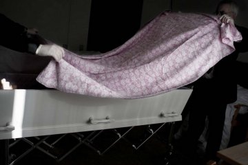 女摄影师照片记录人类死亡历程