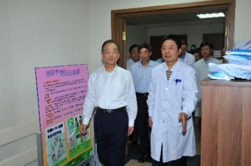 温家宝总理到北医三院视察