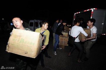 7.芦山县人民医院安置点，众人搬运救灾物资