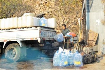 村民大量贩卖地下积水当山泉水 致本村人喝水难