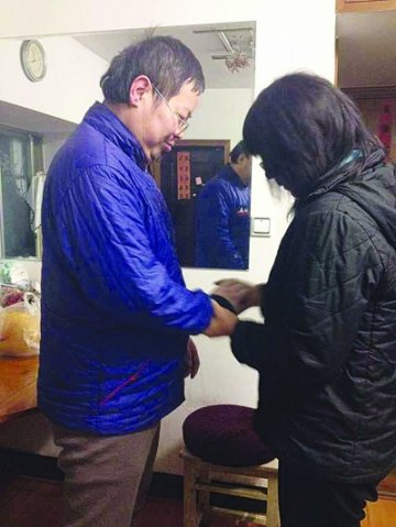 女教师十年苦守患脑癌丈夫累至左耳失聪