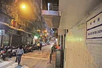 精神病汉病发当街扑头抢劫 司警社交平台获知调查破案