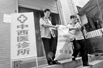夫妻开黑诊所遇检查执法 丈夫埋怨妻子开门营业