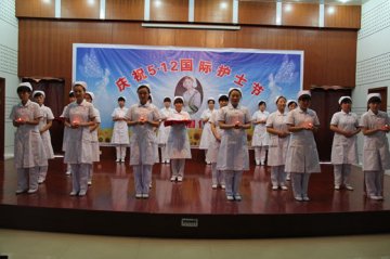 我院举行新护士传光授帽仪式
