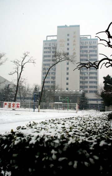 瑞雪装扮美丽首医