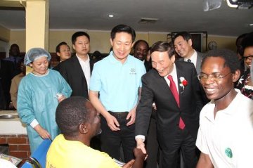 王岐山看望“中津友好光明行”医生和患者