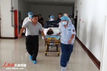 天津医务人员全力救治京津塘高速追尾事故伤员
