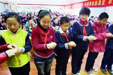 五年级小学生乱传绯闻 学校开性教育课