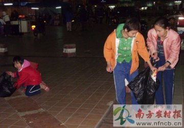 父亲患怪病无法工作 三姐妹拾荒养家