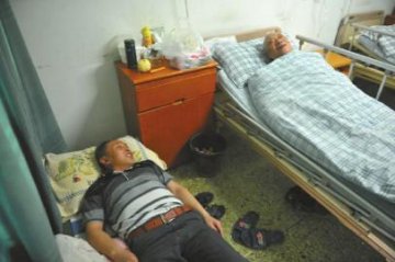 等了二十年首批护工考“本本”不再是医院边缘人