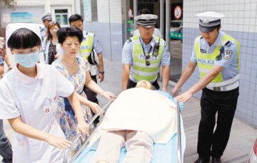 警车开道送老人就医 交警自掏腰包垫付医疗费
