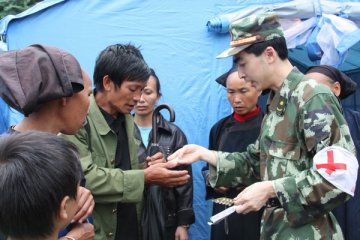 武警贵州总队医院积极做好关岭山体滑坡灾区灾后防疫工作