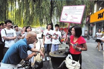 “乙肝女”街头请客 投入公益消除乙肝恐惧