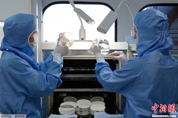 技术人员在制作硅胶乳房填充物