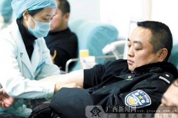 在押人员患病急需输血 5名民警献血