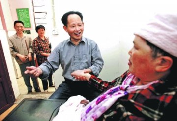 老人每日为瘫痪妻唱十曲情歌 失语妻子开口说话