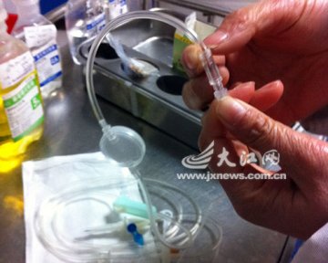 女子医院就诊接连两天发现一次性输液器漏药水