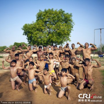 印度小镇盛产肌肉男 90%男子做保镖