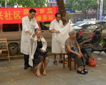 市按摩康复医院党支部组织党员和志愿者服务队开展为民服务活动