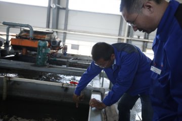 两位班长在磁分离车间