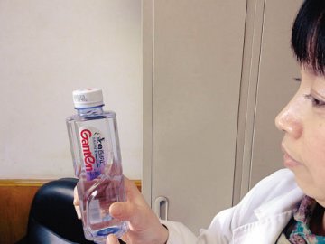 景田百岁山矿泉水现不明漂浮物 厂家称质量安全