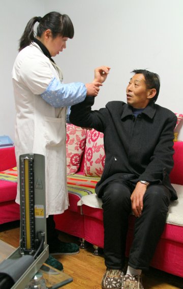 淮北慢病患者康复在社区 医生上门服务