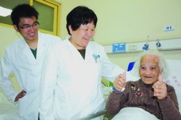 社交癌困扰百岁老人60年