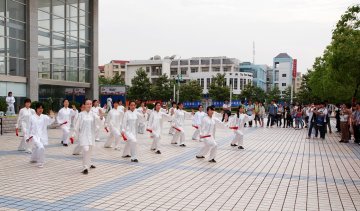 第二临床医学院开展“展现传统功法之美，点燃全民健身之火”健身功法展演活动