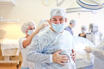 高清：直击年轻母亲剖腹产分娩全过程