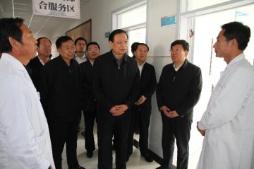王国强徐科赴教育实践活动联系点调研