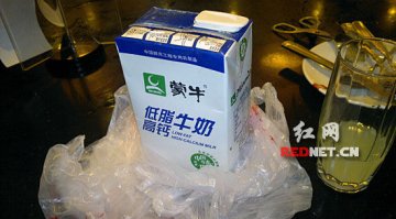 市民购买原装没开封蒙牛奶发现已发酸发绿
