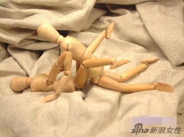 牛人用木偶示范性爱体位