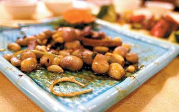 男子称在饭店里吃出安全套胶圈（附图）