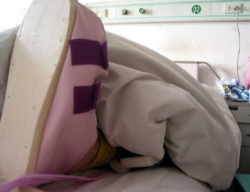 女生平安夜从宿舍窗口系床单爬出意外坠楼