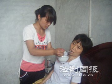 患绝症母亲欲放弃治疗供女儿读大学