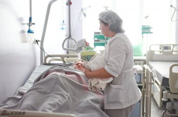 2012年11月,俄罗斯.剖腹产分娩手术全过程