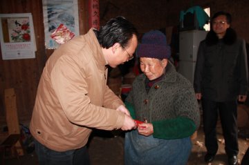 歙县人民医院给贫困户送棉被大米让百姓温暖过冬