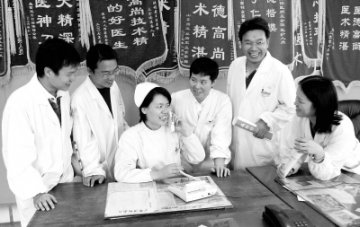 海宁医护人员争相与十七大代表通电话