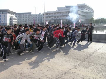 我校举行“阳光体育冬季长跑”比赛