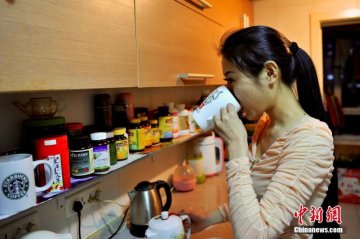 德国男DJ丰胸穿内衣 体验女性生活