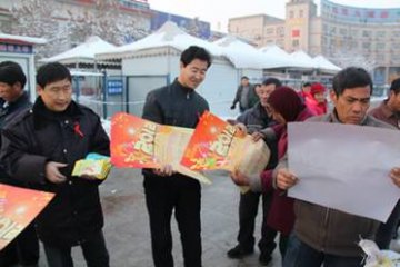 山东省德州市以春运为锲机 农民工带防艾知识过春节